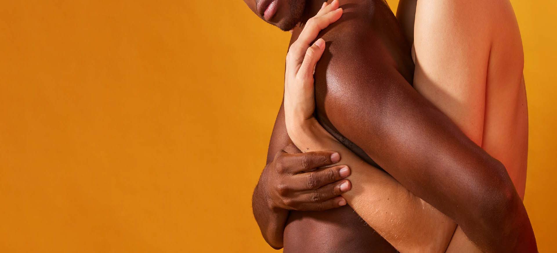 twee mensen die elkaar omhelzen op een gele achtergrond